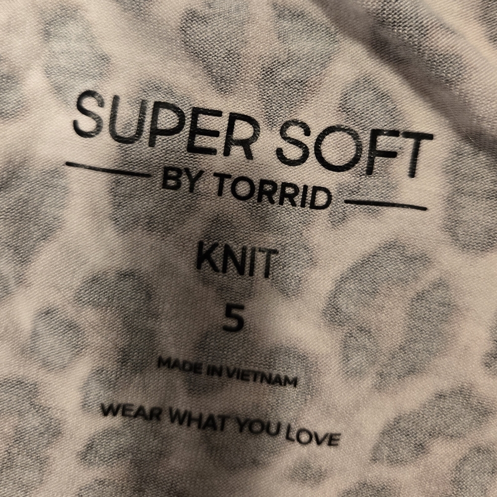 Torrid SuperSoft Leopard Tee 5X EUC - Picture 3 of 7